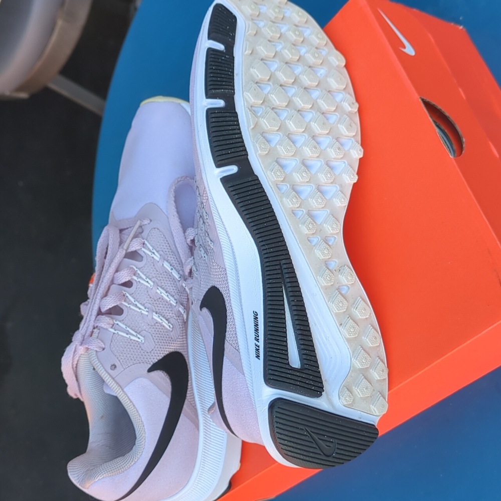 Nike Running shoes, Pink Color, Size 8 - Picture 6 of 8